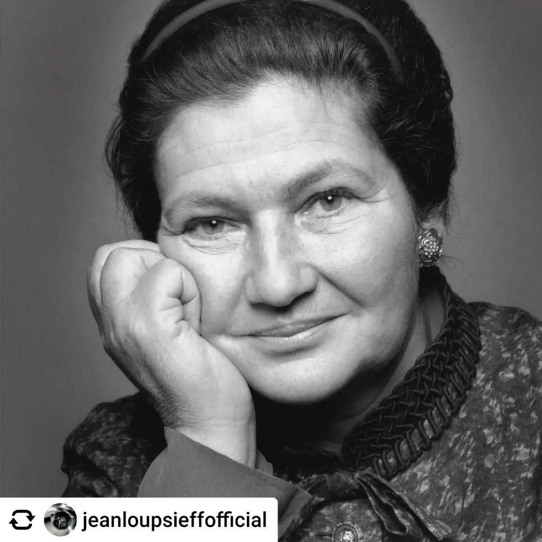 Get @reshare_app • @jeanloupsieffofficial Simone Veil, 1982.   Semaine du 15 avril 1944. Après deux jours de transport dans des wagons pour bétail, Simone Jacob, 16 ans, découvre l’antre de l’horreur :
Auschwitz-Birkenau. Là-bas, elle ne sera plus appelée par son doux nom, mais par ce matricule indélébile, 78651, marqué sur son avant-bras dès son arrivée. « Nous étions que des victimes honteuses, des animaux tatouées », écrit elle dans l’essentiel « Une Vie » (Stock).
 15 avril 1945. Un mois après la perte de sa mère, épuisée, sous ses yeux, les troupes britanniques libèrent Bergen-Belsen, où elle fut transférée après la « Marche de la mort ». La fin de son cauchemar.
 C’est pourquoi cette semaine, nous nous souvenons de Simone Veil, de tout ce qu’elle était, de tout ce qu’on lui doit. De son tout premier combat, pour survivre, et de tous les suivants, pour les femmes.

Week of April 15th, 1944. After two days of transport in cattle wagons, Simone Jacob, 16, discovers the den of horror:

Auschwitz-Birkenau There, she will no longer be called by her sweet name, but by this indelible registration number, 78651, marked on her forearm as soon as she arrives. « We were just shameful victims, tattooed animals, » she writes in the essence « A Life » (Stock).

April 15, 1945. A month after the loss of her mother, exhausted, before her eyes, British troops liberated Bergen-Belsen, where she was transferred after the « Death March ». The end of his nightmare.

That’s why this week, we remember Simone Veil, everything she was, everything we owe her. Of his very first fight, to survive, and of all the following, for women.